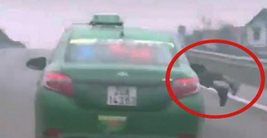 Bắt tài xế taxi phóng 100km/h dù cảnh sát đang bám nắp capo