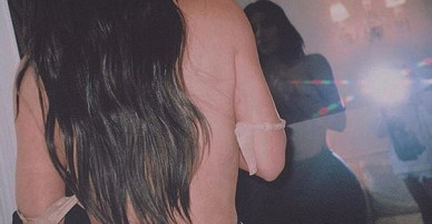 Kim Kardashian gây tranh cãi vì để con gái 4 tuổi chụp ảnh khêu gợi cho mình