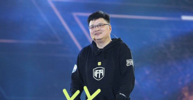 Tốt nghiệp khoa triết, ra làm nhà báo và sau đó trở thành tỷ phú đôla nhờ livestream