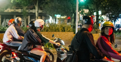 Chùm ảnh: Những cái ôm thật chặt sưởi ấm cho nhiều cặp đôi trong cái se lạnh của Sài gòn ngày giáp Tết
