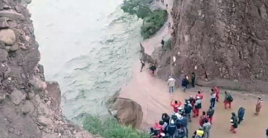 Clip: Nước lũ làm sạt đường, người đàn ông thoát nạn chỉ trong vài bước chân
