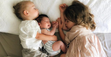 Có một bà mẹ chỉ chụp ảnh con ngủ mà cũng khiến cư dân mạng sốt xình xịch
