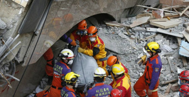 Thi thể cặp vợ chồng già ôm chặt nhau trong động đất Đài Loan