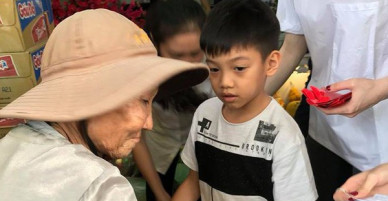 Subeo đáng yêu bưng bê quà giúp mẹ Hà Hồ làm từ thiện