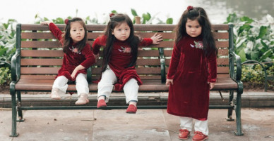 Kệ Tết, kệ hội chị em, cô bé dỗi cả thế giới vì phải tạo dáng chụp ảnh lúc đang ngái ngủ