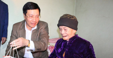 Phó Thủ tướng Phạm Bình Minh thăm, tặng quà Tết tại tỉnh Thái Nguyên