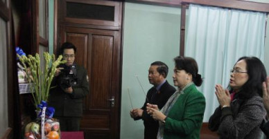 Chủ tịch Quốc hội Nguyễn Thị Kim Ngân dâng hương, tưởng nhớ Bác Hồ