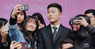 Xuân Trường đẹp trai như idol Hàn, bị fan vây kín khi tham gia sự kiện