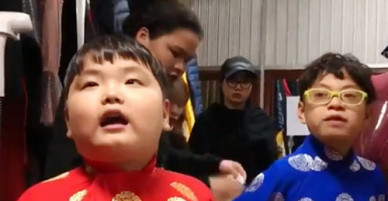 Con trai Xuân Bắc bối rối đọc thoại trong hậu trường Táo quân 2018