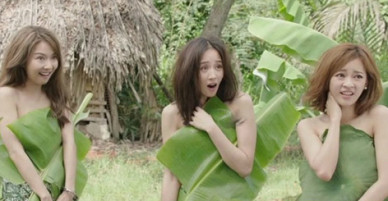 Cảnh 3 cô gái bán nude quấn lá chuối trong phim quay ở Việt Nam gây tò mò