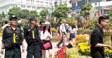 Gần 1.000 người giữ an ninh đường hoa Nguyễn Huệ