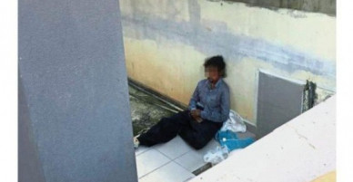 Đội cứu hộ phát hiện người giúp việc ngồi trên hiên nhà cùng chó dữ, một ngày sau người chủ bị bắt