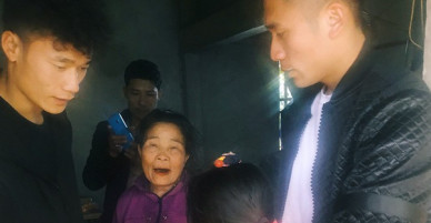 Vừa về đến nhà, hai anh em Tiến Dũng - Tiến Dụng đã đi tặng quà từ thiện cho gia đình khó khăn trong làng