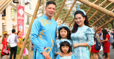 Bình Minh đưa vợ con đi dạo đường hoa, chụp ảnh Tết