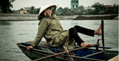 Khách Tây thích thú vì cách chèo thuyền bằng chân ở Ninh Bình