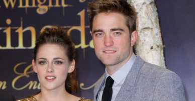 Loạt fan bấn loạn vì bỗng bắt gặp Kristen Stewart và Robert Pattinson bên nhau tại bar