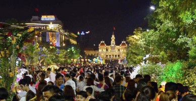 Người dân TP Hồ Chí Minh đổ về trung tâm ngắm hoa, chờ thời khắc pháo hoa Giao thừa