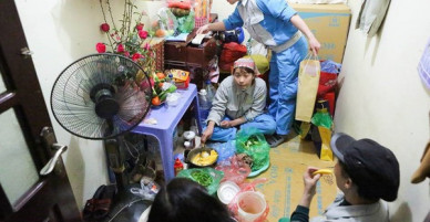 Bữa ăn tất niên vội vàng của công nhân môi trường 25 năm đón Giao thừa ở hồ Gươm