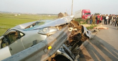 Thuê xe về quê ăn Tết, 2 người trong gia đình tử vong, 4 trọng thương