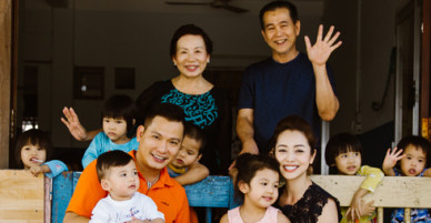 Vợ chồng Jennifer Phạm đưa hai con đi làm từ thiện chiều 29 Tết