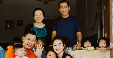 Vợ chồng Jennifer Phạm đưa hai con đi làm từ thiện