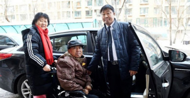 Tài xế taxi 2 năm chở cặp vợ chồng già ốm đau đến bệnh viện miễn phí