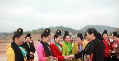 Phó Chủ tịch Thường trực Quốc hội Tòng Thị Phóng vui xuân cùng đồng bào Sơn La