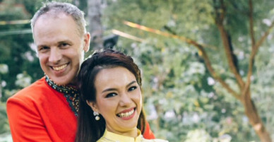 Chồng Tây rủ diễn viên Mùi ngò gai chụp ảnh xuân