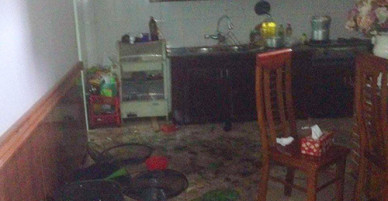 Nhà nữ giáo viên bị ném mìn, ba người nhập viện