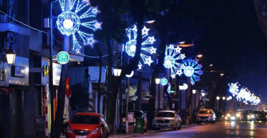 Người dân Thủ đô thích thú với đèn trang trí trang nhã dịp Tết Nguyên đán 2018