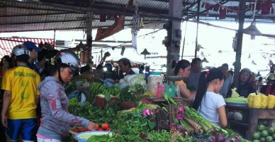Chợ, siêu thị đã mở cửa lại, nhiều mặt hàng giảm giá sau Tết