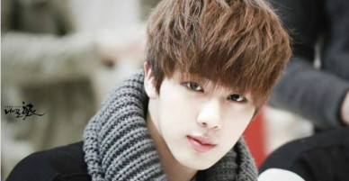Nam idol sở hữu khuôn mặt hoàn hảo đáng kinh ngạc
