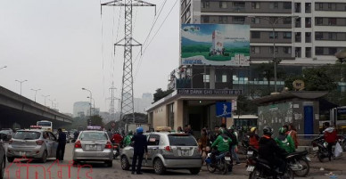 Ngày cuối cùng của kỳ nghỉ Tết, các tuyến đường xung quanh bến xe Mỹ Đình không ùn ứ
