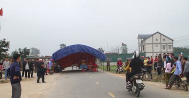 Người dân dựng rạp giữa quốc lộ yêu cầu công an gây tai nạn ra trình diện