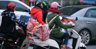 Người dân mang theo hành lí chất trên nóc ô tô, xe máy đổ về Thủ Đô sau kì nghỉ Tết Nguyên đán kéo dài 1 tuần