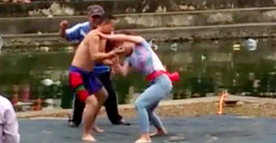 Clip: Cô gái trẻ quật ngã nam đô vật trên sới vật hội làng Bắc Ninh trong tiếng hò reo của nhiều người