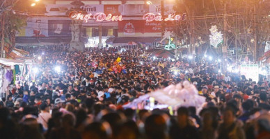 Cảnh tượng đông đến nghẹt thở ở trung tâm Đà Lạt chiều tối mùng 5 Tết