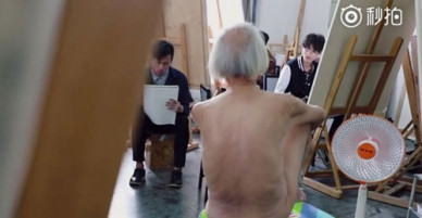 Cụ ông 88 tuổi làm mẫu nude bị con cái xa lánh