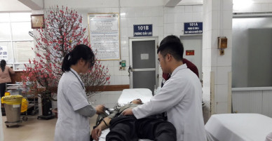Nhập viện ùn ùn vì rượu, tai nạn và... đánh nhau