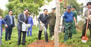 Phó Chủ tịch Quốc hội Đỗ Bá Tỵ tham dự Tết trồng cây tại Lào Cai