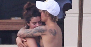 Ôm hôn Selena say đắm như thế giới chỉ có hai ta, nhưng vòng 3 của Justin mới là cái gây chú ý!