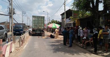 Đôi nam nữ chết thảm dưới bánh xe container ở Sài Gòn ngày mùng 6 Tết