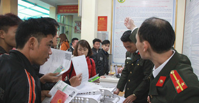 Cả nghìn người xếp hàng làm hộ chiếu ở Nghệ An