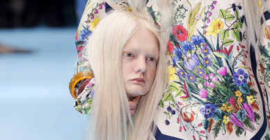 Người mẫu Gucci ôm đầu người nhân tạo catwalk