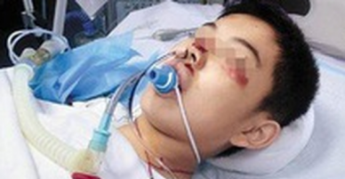 Đi ăn liên hoan cùng ông ngoại, bé trai bị ép uống rượu bia tới hôn mê bất tỉnh