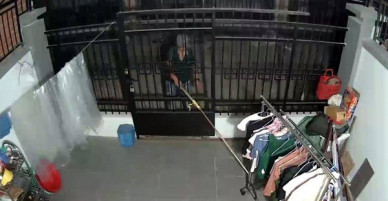 Clip: Thanh niên nửa đêm mang cần đi câu trộm đồ lót bị camera ghi lại toàn bộ