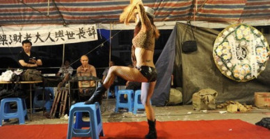 Trung Quốc quyết tâm dẹp bỏ vấn nạn vũ nữ thoát y ở đám tang