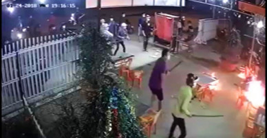 20 thanh niên đuổi chém chủ quán sau cuộc nhậu không trả tiền