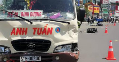 Xe khách vượt đèn đỏ tông hàng loạt xe máy, nhiều người nguy kịch