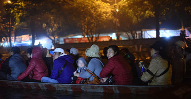 Tránh đông đúc, khách rủ nhau đi lễ chùa Hương, Bái Đính đêm